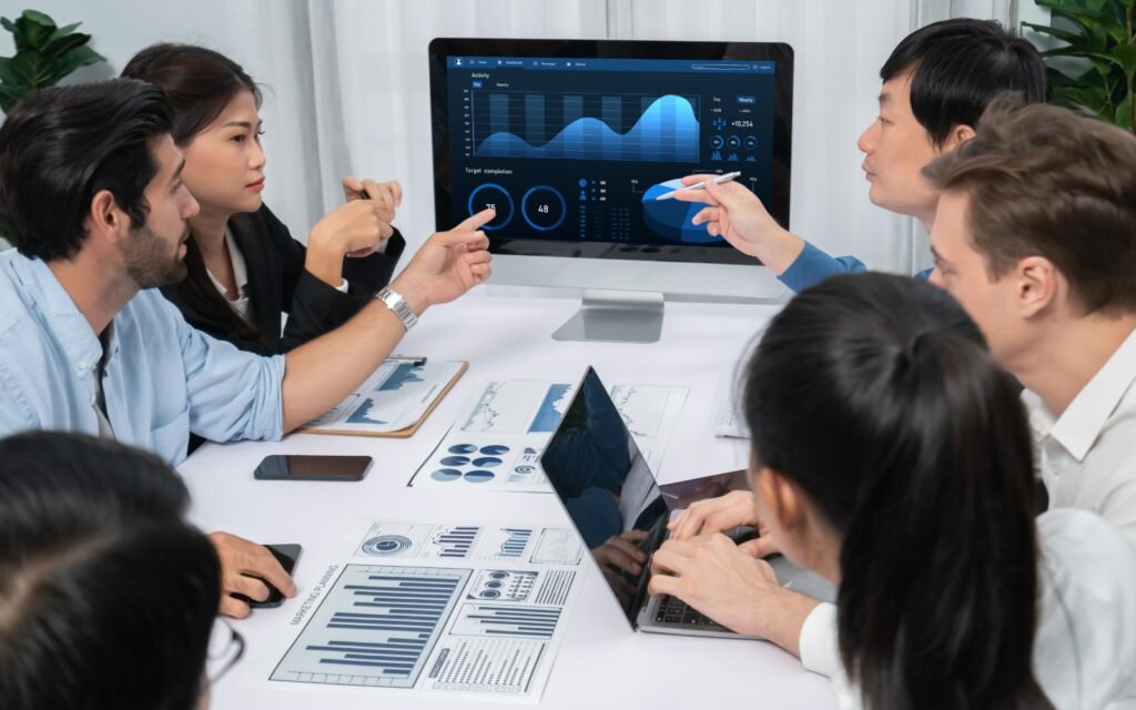 Equipo analizando información financiera en sala de juntas