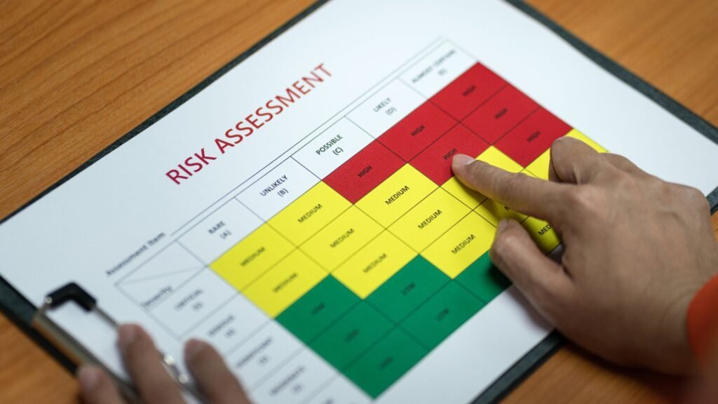 Matriz de evaluación de riesgos con niveles alto, medio y bajo